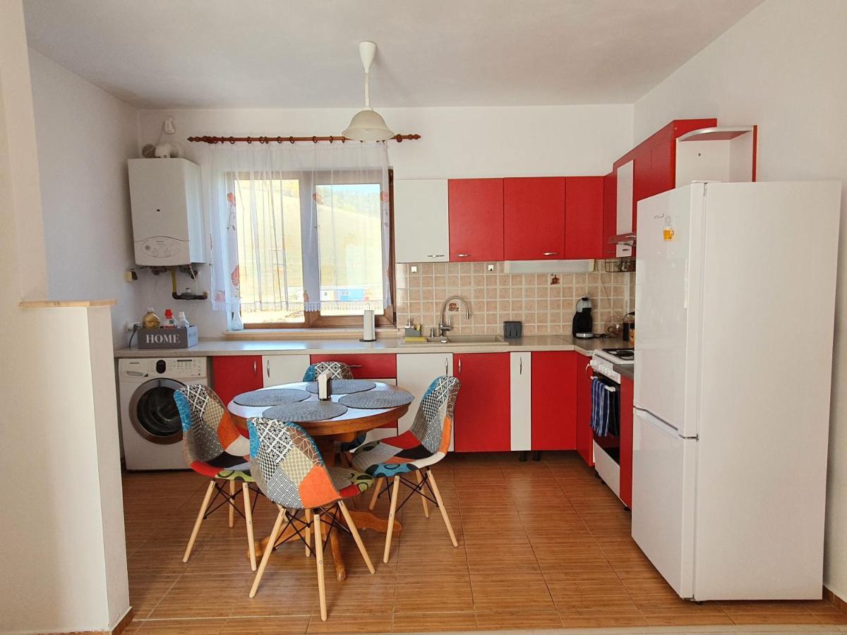 Appartement Apartament la casă în curte comună à Codlea Extérieur photo